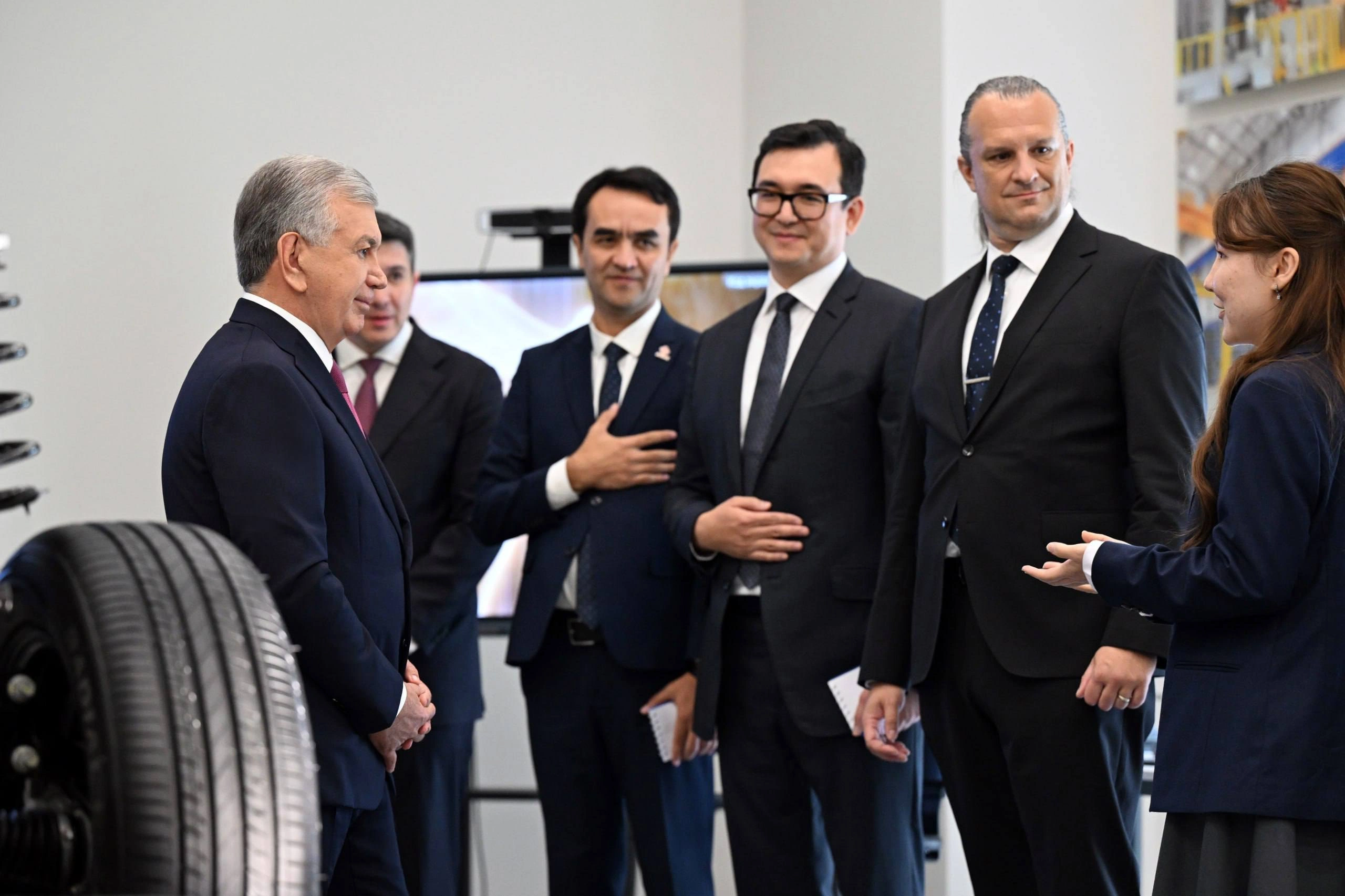 Shavkat Mirziyoyev “Yangi O‘zbekiston” universitetida DOST milliy avtomobil brendi loyihasi va ADM texnik laboratoriyasi bilan tanishdi